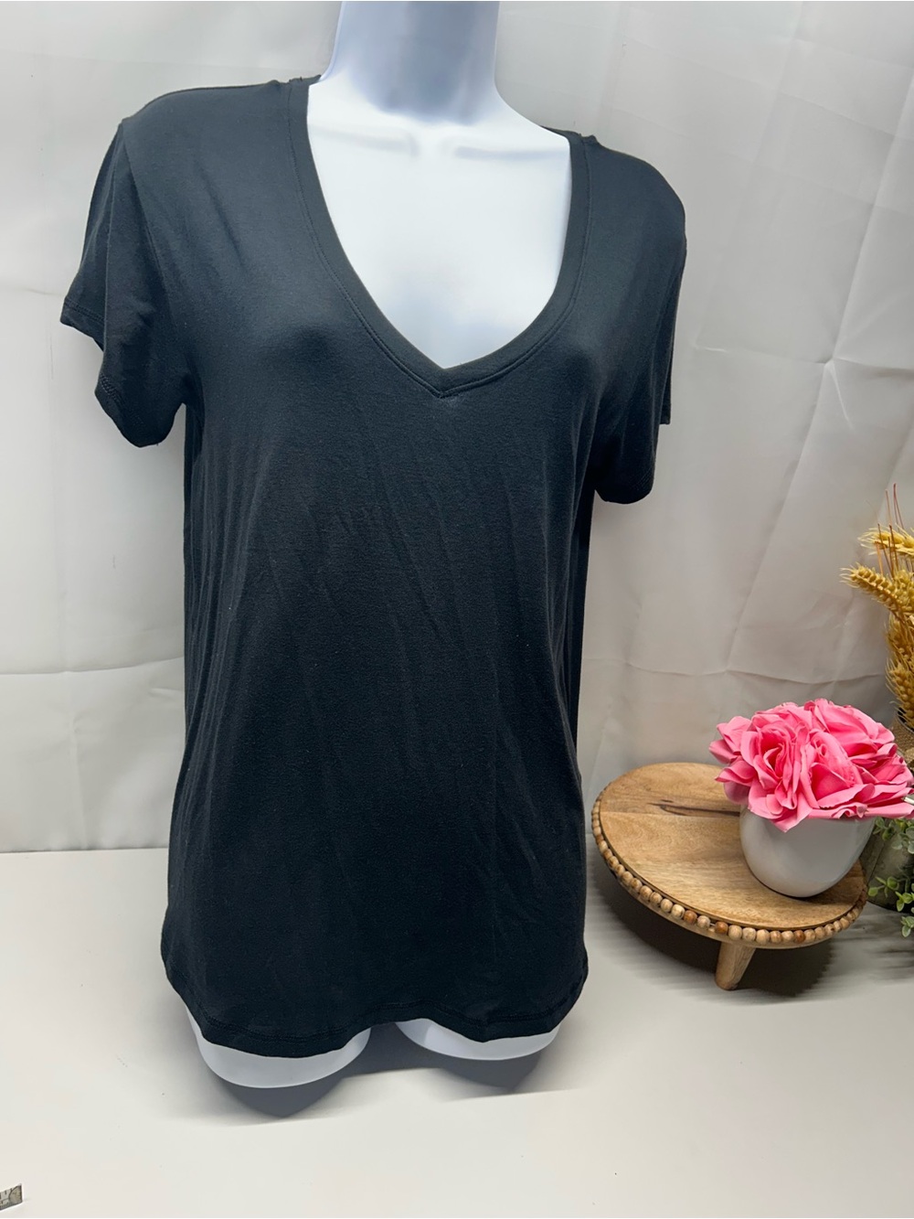 Abercrombie & Fitch Soft A&F Draped V-Neck T-Shirt in size S